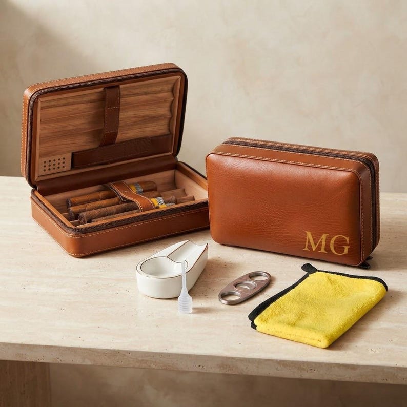 Personalized CIGAR HUMIDOR CASE Travel Accessories Groomsmen Birthday Gift for Him Dad Men Grandpa Son Boyfriend Bachelor Custom Engraved afbeelding 1