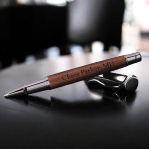 STYLOS personnalisés Stylo personnalisé en bois gravé cadeau de remise des diplômes pour papa sa maman lui grand-père hommes fils enseignant retraite bureau médecin anniversaire