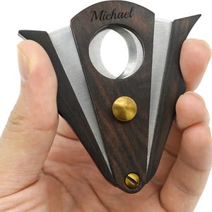 Cortador de puros personalizado, accesorios de madera para puros, regalo de cumpleaños para padrinos de boda, papá, hombre, padrino, esposo, novio, abuelo, grabado personalizado. imagen 3