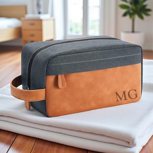 Personalized LEATHER TOILETRY BAG Dopp Kit Grooming Travel Groomsmen Gift for Him Dad Men Boyfriend Son Birthday Christmas Custom Engraved