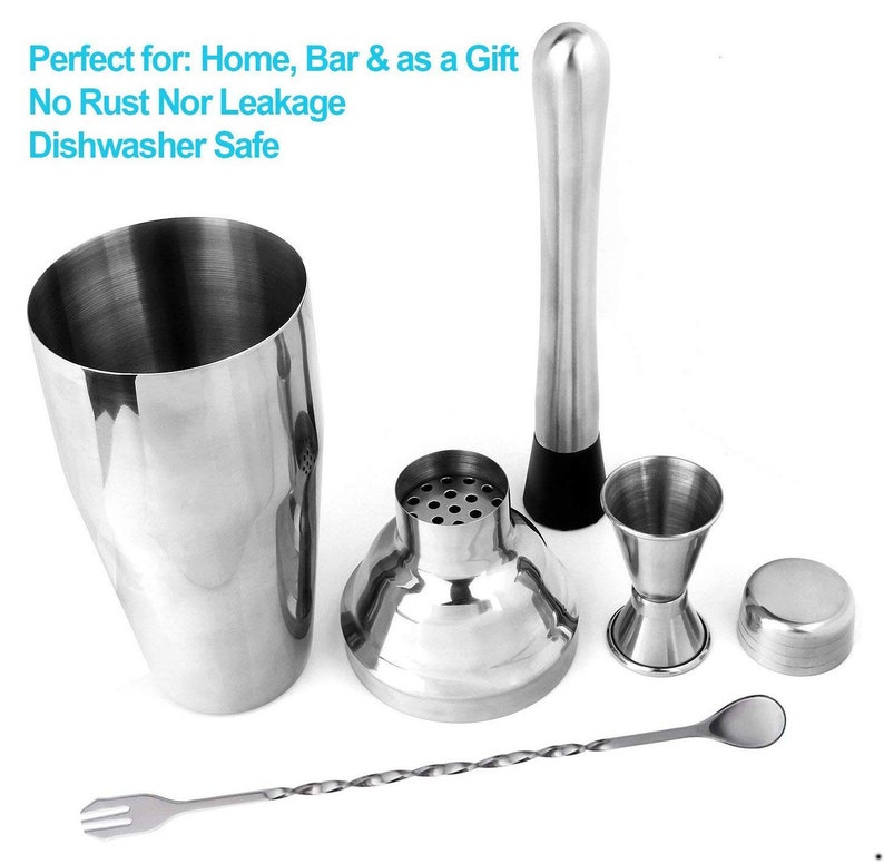 Op de afbeelding: Een cocktail shaker set van roestvrij staal met een shaker, een mengbeker, een jigger, een muddler, een barlepel en een deksel. De set is perfect voor het maken van cocktails thuis.