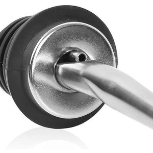 Op de afbeelding: Een zilveren en zwarte flesgieter met een lange, dunne tuit. De gieter heeft een rubberen stop en een metalen tuit.