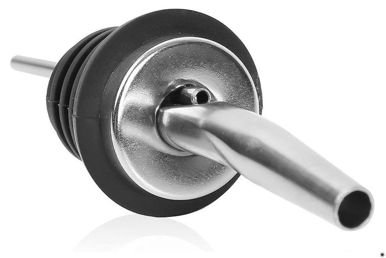 Op de afbeelding: Een zilveren en zwarte flesgieter met een lange, dunne tuit. De gieter heeft een rubberen stop en een metalen tuit.