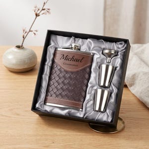 Personalized LEATHER GROOMSMEN FLASK for Men Best Man Groom Birthday Gift for Him Dad Grandpa Wedding Boyfriend Fathers Day Custom Engraved