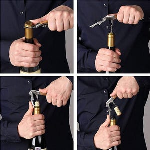 Pu&ograve; includere: Quattro persone diverse sono mostrate mentre usano un cavatappi per aprire una bottiglia di vino. Il cavatappi ha un manico in legno e un cavatappi in metallo. La bottiglia &egrave; una bottiglia di vino standard con un tappo.