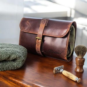 Personalized LEATHER TOILETRY BAG Dopp Kit Hanging Mens Travel Accessories Custom Engraved Groomsmen Fathers Day Gift for Dad Him Grandpa