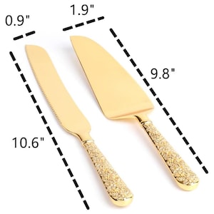 Puede incluir: Un juego de cuchillo y servidor de pastel dorado. El cuchillo mide 27 cm de largo y el servidor 25 cm. Ambos tienen mangos texturizados. Ideal para cortar y servir pasteles.