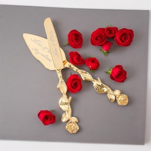 Juego de cortadores de pastel de boda personalizado con diseño floral de pan de oro, cuchillo rústico vintage minimalista, regalo de novia, cumpleaños, grabado personalizado