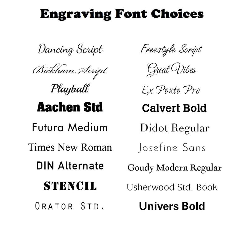 Puede incluir: Un fondo blanco muestra una lista de opciones de fuentes de grabado en negro. El texto "Engraving Font Choices" est&aacute; en la parte superior. Se muestran varios estilos de fuente, incluyendo opciones de script, negrita y sans-serif.