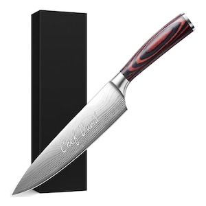 Puede incluir: Un cuchillo de chef de acero inoxidable con una hoja estampada y un mango de madera con tonos rojos y marrones. El texto "Chef David" est&aacute; grabado en la hoja. Una caja negra est&aacute; en el fondo.