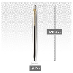 Puede incluir: Bol&iacute;grafo plateado con detalles dorados. El bol&iacute;grafo mide 12,8 cm de largo y 0,97 cm de ancho. El dise&ntilde;o del bol&iacute;grafo es elegante y moderno, sobre un fondo blanco con un patr&oacute;n sutil.