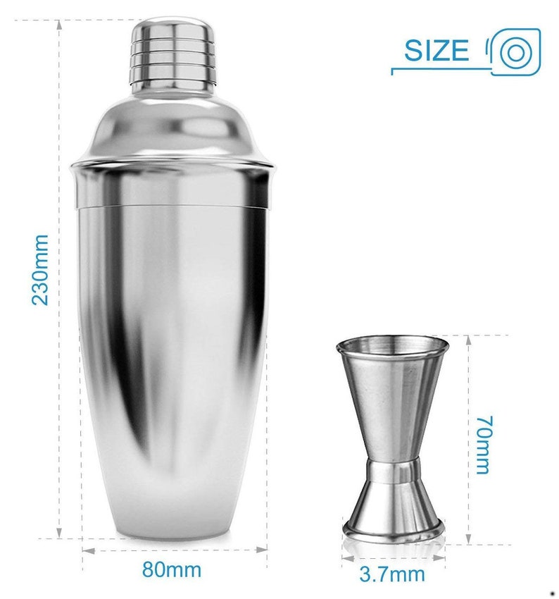 Op de afbeelding: Een roestvrijstalen cocktailshaker met een hoogte van 230 mm en een diameter van 80 mm. Hij wordt geleverd met een 70 mm hoge roestvrijstalen jigger met een diameter van 3,7 mm.