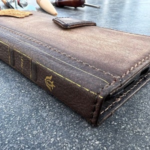 Funda de piel auténtica con piedra para Apple iPhone 11, 12, 13, 14, 15, 16 Pro Max, 6, 7, 8 Plus, SE, XS, billetera, cierre magnético vintage, libro de la Biblia lavado, color tostado