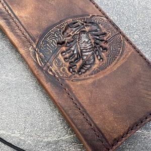Funda de piel auténtica para iPhone 11, 12, 13, 14, 15 Pro Max, 6, 7, 8 Plus, SE, XS, funda tipo cartera con estampado de piedra lavada y escorpión del zodiaco vintage.