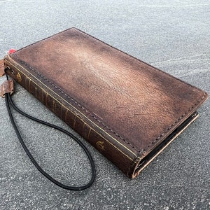 Funda de piel auténtica para Apple iPhone 11, 12, 13, 14, 15 Pro Max, 6, 7, 8 Plus, SE, XS, color tostado, estilo vintage, hecha a mano, estilo billetera, libro de bricolaje, Biblia, Ari