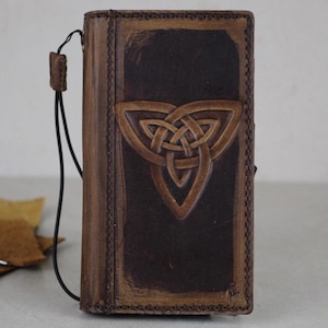 Funda de piel auténtica hecha a mano ARICHI para Apple iPhone 16, 15, 14 y 13 Pro Max: estilo vintage pulido con estampado de triquetra, ranuras para tarjetas y billetera