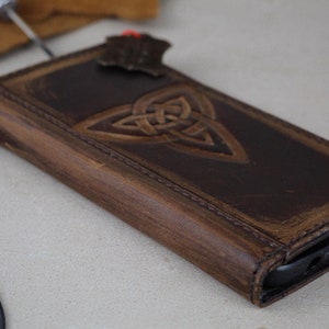 Custodia in vera pelle ARICHI fatta a mano per Google Pixel 9 8 7 6 5 4 Pro XL Fold 9A, stile vintage lucido, con stampa Triquetra e porta carte di credito.