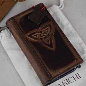 Custodia in vera pelle fatta a mano ARICHI per OnePlus 13 13R 12 12R 9 Pro 8 – Stile vintage lucido con stampa Triquetra, portafoglio con slot per carte