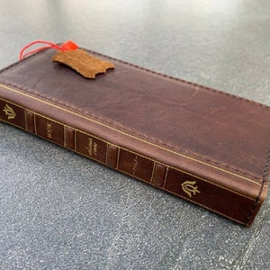 Funda de piel auténtica oscura para iPhone 12 PRO, diseño de libro bíblico, estilo billetera, ventana para identificación, ranuras para tarjetas de crédito, cubierta delgada, piel de grano completo.