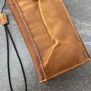 Funda tipo cartera de piel auténtica color canela vintage para Apple iPhone 7, 8, 11, 12, 13, 14, 15 Pro Plus, XS Max, SE, ranuras para tarjetas de crédito, ventana de identificación Ari