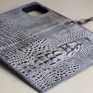 Custodia ARICHI in vera pelle fatta a mano per Samsung Galaxy Z Fold 7 6 5 4 3 2, portafoglio bianco lucido con stampa coccodrillo vintage e scomparti per carte.