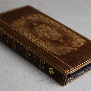 Étui portefeuille ARICHI fait main en cuir véritable pour Apple iPhone - Design livre de la Bible avec motifs estampés vintage