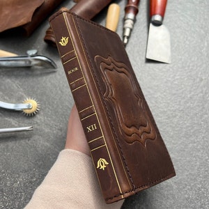 Custodia a libro in vera pelle scura con motivo bibbia vintage per Google Pixel 4 4A 5 5A 6 6A 7 Pro, con scomparti per carte di credito e stampaggio a caldo.