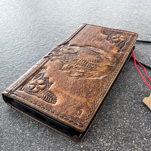 Funda de piel auténtica para Apple iPhone 11, 12, 13, 14, 15 Pro Max, 6, 7, 8 Plus, SE, XS, funda tipo libro, hecha a mano, con estampado de arte, estilo águila bronceada, Ari