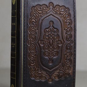 Custodia a portafoglio in vera pelle scura fatta a mano ARICHI per Samsung Galaxy Z Fold 6 5 4 3 2 – Design del libro della Bibbia con motivi vintage stampati