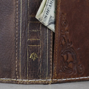 ARICHI Étui Google Pixel en cuir marron clair fait main avec estampage floral, étui magnétique amovible, emplacements pour cartes - Portefeuille style livre