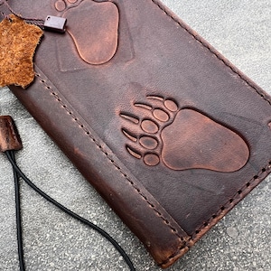 Funda de piel auténtica para iPhone 11, 12, 13, 14, 15 Pro Max, 6, 7, 8 Plus, SE, XS, funda tipo cartera, estilo libro, con estampado de piedras y patas de oso, estilo vintage de lujo.