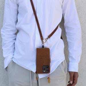Funda de cuero color canela ARICHI para iPhone 11, 12, 13, 14, 15, 16 Pro Max, 7, 8 Plus, SE, XS, cierre tipo cartera con correa cruzada y ranuras para tarjetas de crédito.