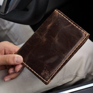 Capa para passaporte ARICHI Genuíno Couro Escuro Vintage Artesanal Carteira para Passaporte Dinheiro Slots para Cartão de Crédito Costura Grossa Estojo para Livro Luxo
