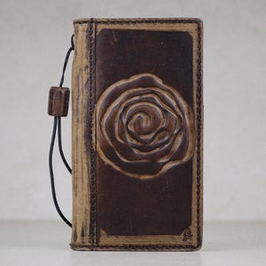 Étui portefeuille ARICHI fait main vintage en cuir marron poli avec gaufrage du symbole en spirale et emplacements pour cartes pour iPhone 11-16 Pro Max