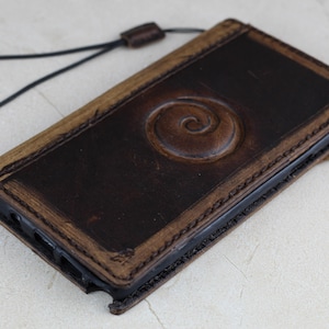 Custodia a portafoglio ARICHI in pelle lucida marrone vintage fatta a mano con mini simbolo a spirale in rilievo e scomparti per carte per Samsung Galaxy Z Fold 6 5 4 3