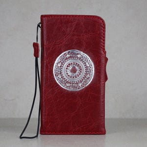 Coque iPhone en cuir rouge faite main ARICHI | Conception vintage de mandala | Fermeture magnétique | fentes pour cartes | Pour iPhone 11 12 13 14 15 16 Pro Max SE