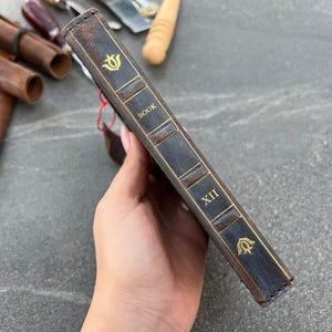 Custodia a libro in vera pelle vintage ARICHI per Vivo X Fold Fold3 Pro Fold2 Fold+, realizzata a mano in stile libro vecchio stile.