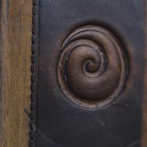 Funda tipo cartera para iPhone ARICHI de cuero marrón pulido vintage, hecha a mano, con minisímbolo en espiral en relieve y ranuras para tarjetas para iPhone 11-16 Pro Max.