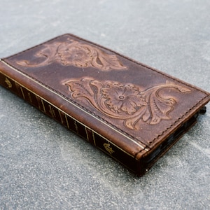 Funda de piel auténtica Arichi para iPhone 11, 12, 13, 14, 15, 16 Pro Max, 7, 8 Plus, SE, XS, XR, con diseño de libro bíblico y artesanía vintage, con estampado de flores