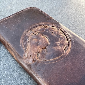 Capa carteira de couro vintage Tan genuíno para Apple iPhone 6 7 8 11 12 13 14 15 Pro Plus XS Max SE Capa de livro com estampa de cavalo Estilo magnético