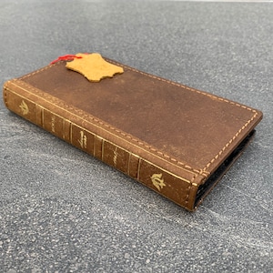Cuir véritable beige pour Apple iPhone 11 Pro housse vintage Bible portefeuille carte de crédit livre support de luxe mince charge sans fil huilé art
