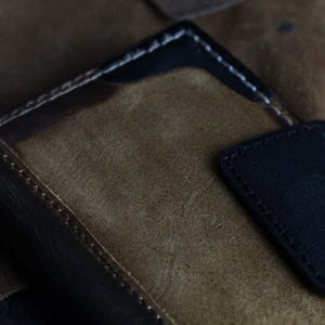 Funda de cuero ARICHI para iPhone 16, 16e, 15, 14, 13, 12 y 11 Pro Max, hecha a mano, estilo vintage, negra, con cierre magnético y funda extraíble.
