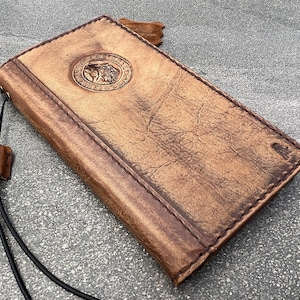 Funda de piel auténtica ARICHI para iPhone 11, 12, 13, 14, 15, 16 Pro Max, 6, 7, 8 Plus, SE, XS, tipo libro, billetera, con estampado de perro pulido vintage.