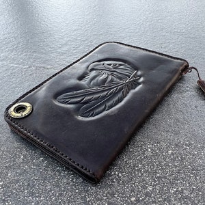 Cartera de cuero oscuro genuino Billetera Diseño Billetera Tarjeta de crédito Billete Ilustración de águila tallada Botón de arte vintage hecho a mano Ari
