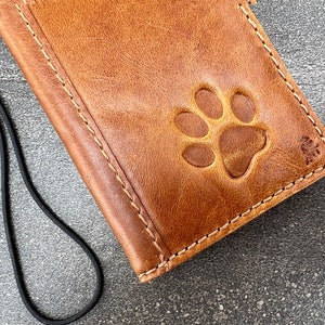 Funda de piel auténtica color canela con diseño de huella de perro para Samsung Galaxy S24, S23, S22, S21, S20 Ultra Fe, S8, S9, Note 8, 9, 10, 20, A71, A12, A31, A32 y 5G.