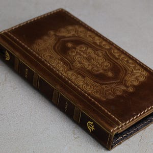 Étui portefeuille ARICHI fait main en cuir véritable pour Google Pixel 9 9A 8 8A 7 7A 6 5 4 Pro XL - Livre biblique avec motifs estampés vintage