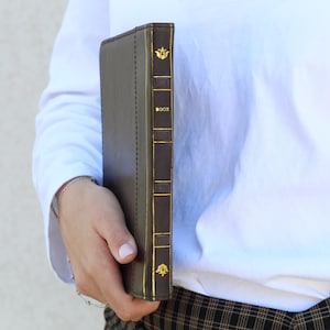 Handgefertigte Lederhülle für iPad 11 Pro Hülle: Buchdesign, Kartenfächer