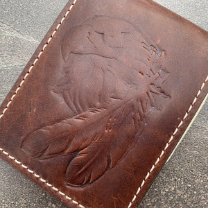 Cartera de cuero genuino Billetera Diseño Billetera Dinero Tarjeta de crédito Billete Arte con motivo de águila tallada Estilo vintage Ari