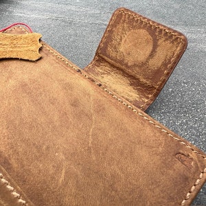 Funda de cuero genuino con diseño de piedra vintage para Google Pixel 4, 4A, 5, 5A, 6, 6A, 7, 8, 8A, 9 Pro XL, funda tipo libro 4G y 5G, ranuras para billetera, cierre magnético en tono tostado.