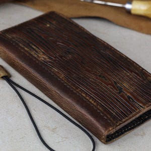 Custodia in vera pelle fatta a mano per OnePlus 13 13R 12 12R 9 Pro 8, stile portafoglio con motivo tronco d'albero vintage di ARICHI